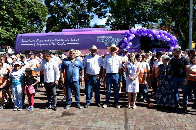 Vereadores participam da entrega de ônibus do programa Cuida Mais Paraná